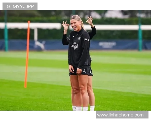 镜头捕捉：曼城赛场小动作引发热议